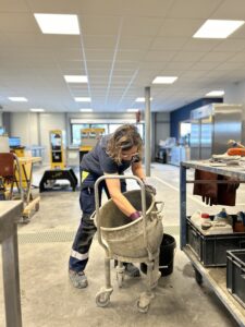 Collaboratrice du laboratoire interne EDYCEM qui expérimente des recherches de formulation de béton