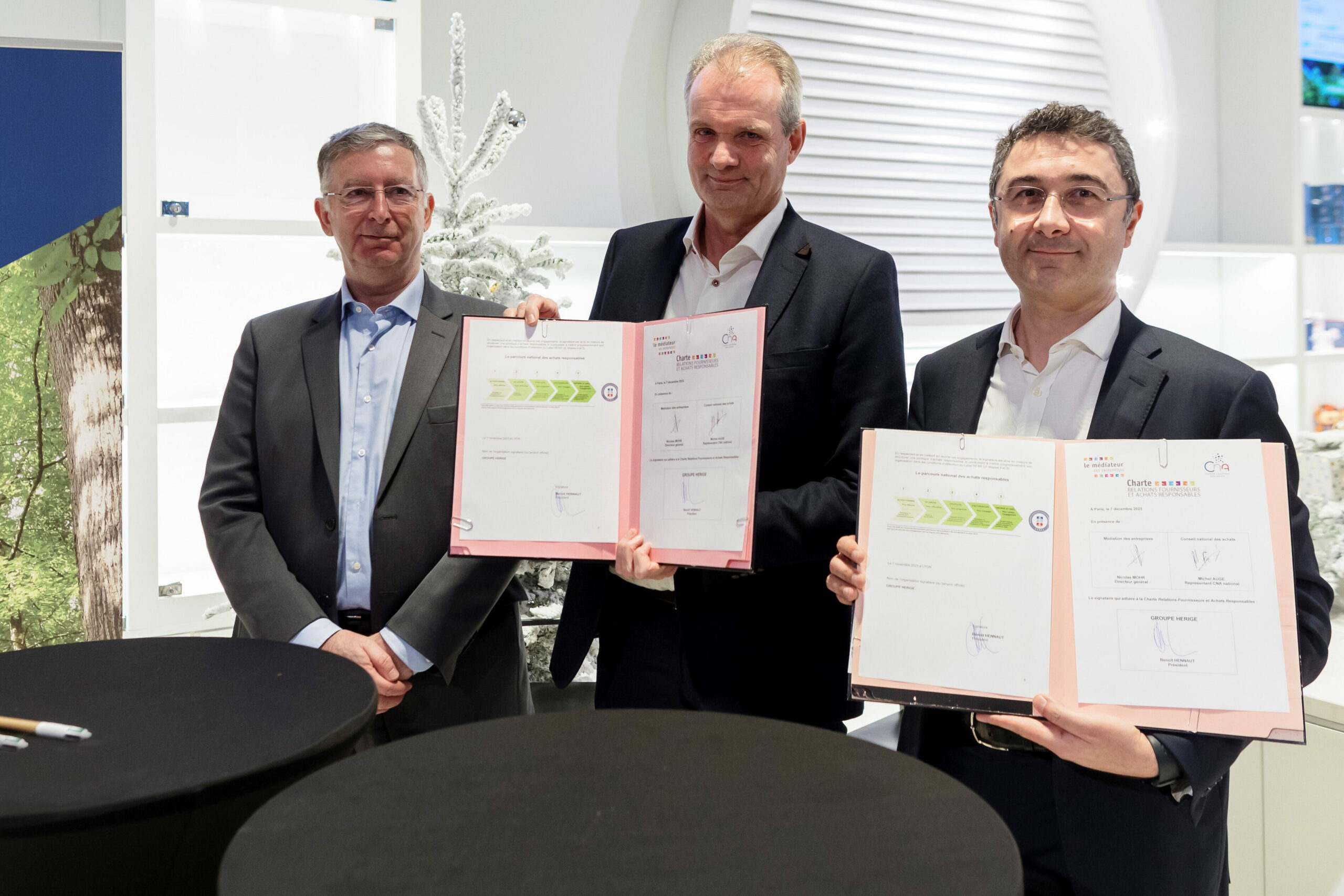 Photographie représentant la signature de la Charte Relations Fournisseurs et Achats Responsables levier majeur de réduction de nos impacts sur le climat