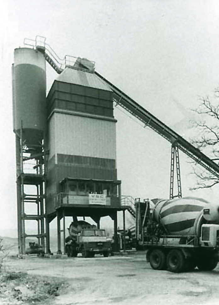 Photographie historique de la première centrale à béton du Groupe illustrant la période 1963–1972