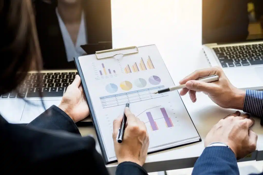 Documents financiers et échanges autour de graphiques illustrant les communications financières d’HERIGE Industries