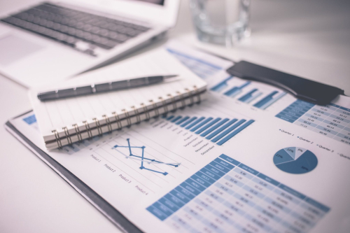 Documents financiers et graphiques illustrant le rapport annuel et financier d’HERIGE Industries